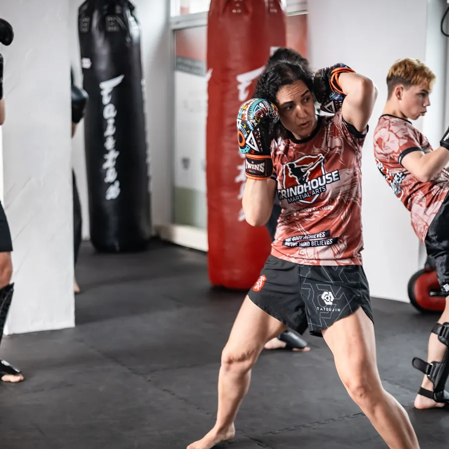 Kickboxen-Training für Erwachsene mit Schienbeinschonern