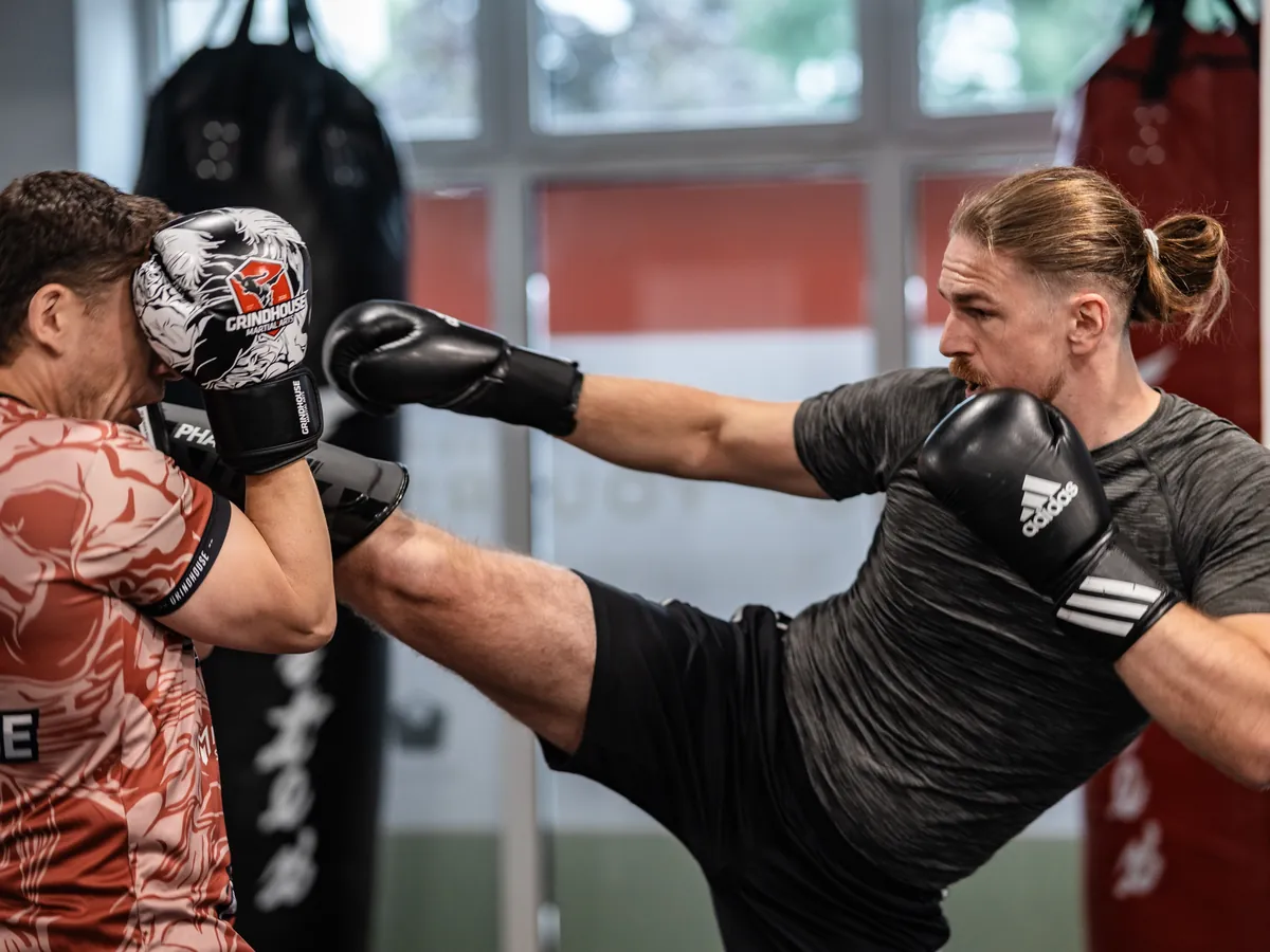 Zwei Erwachsene beim Kickboxen-Sparring