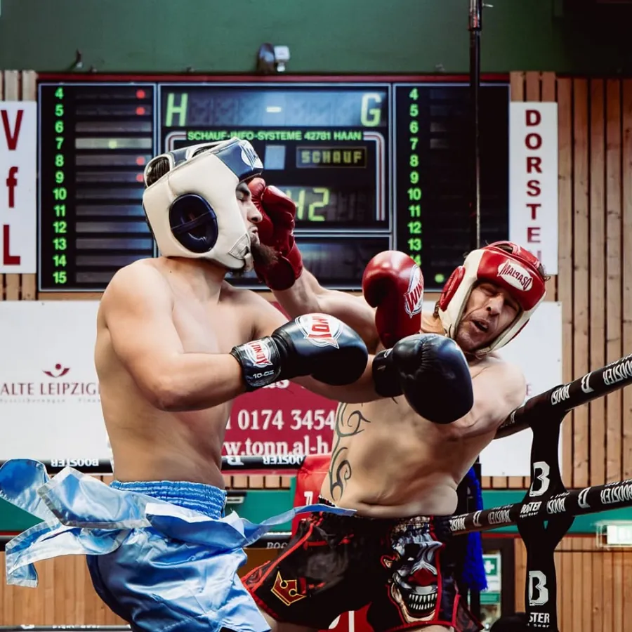 Zwei Kickboxer im Clinch während eines Wettkampfs im Ring