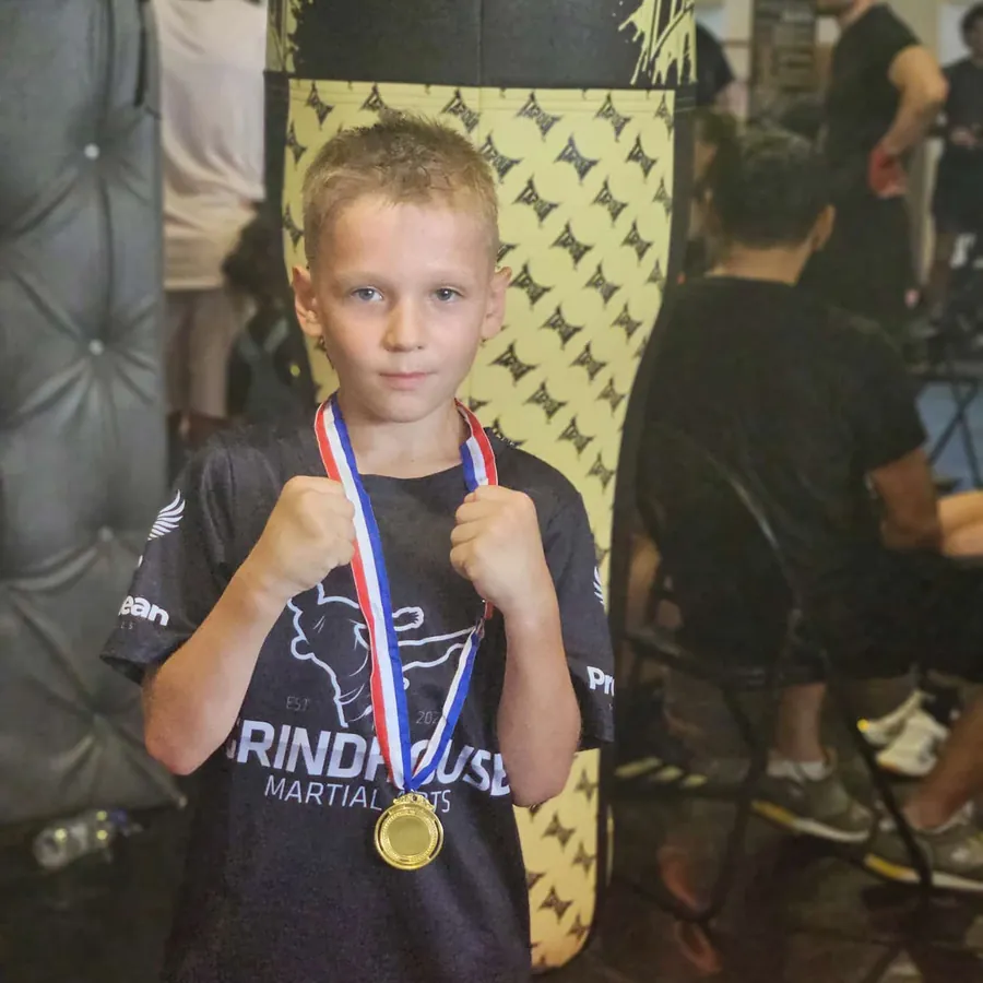 Junge mit Medaille nach seinem Wettkampf